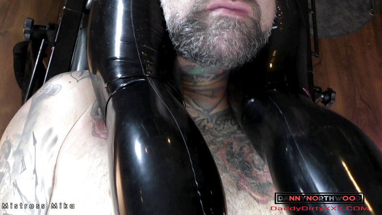 Danny Northwood: Bà chủ mika bóp đầu danny bằng cặp đùi gợi cảm của...