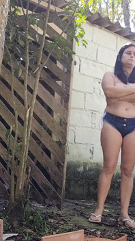 Meu marido saiu e me deixou conhecer o pedreiro sozinho para uma citação