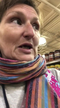Esibisco Le Mie Tette in Un Supermercato per Mostrarti Quanto Fosse Freddo!