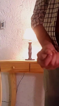 Hon upptäcker sin styvfar onanera och bestämmer sig för att hjälpa honom