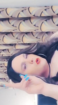 Oficial Kylie purtând latex și fumând sexy din 120