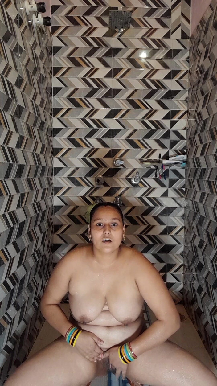 Puja555: Tarian kamar mandi Puja bhabhi bhojpuri