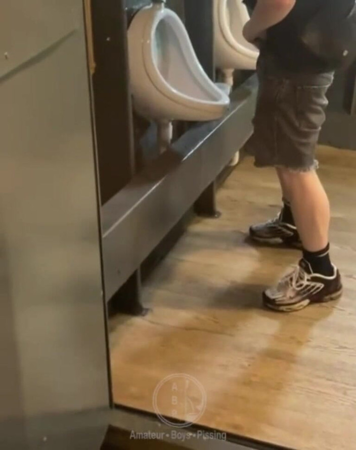 AmateurBoysPissing: Amateur-typ Im Öffentlichen Urinal Erwischt (er Kann Nicht Pinkeln, Also Wichst Er...