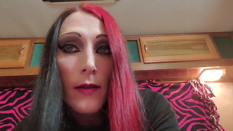 Ivyrose499: Uwięziony w połykaniu tranny spust