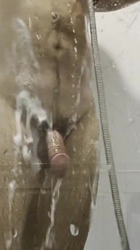 Schnell in der dusche masturbieren und abspritzen