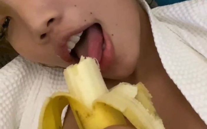 Emma Thai: Емма Тай грає з бананом і сексуально дражнить у шоу веб-камери в прямому ефірі
