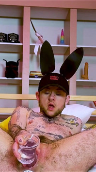 Deri tavşan çift büyük net dildo ve anal tıkaçla ftm deliklerini dolduruyor