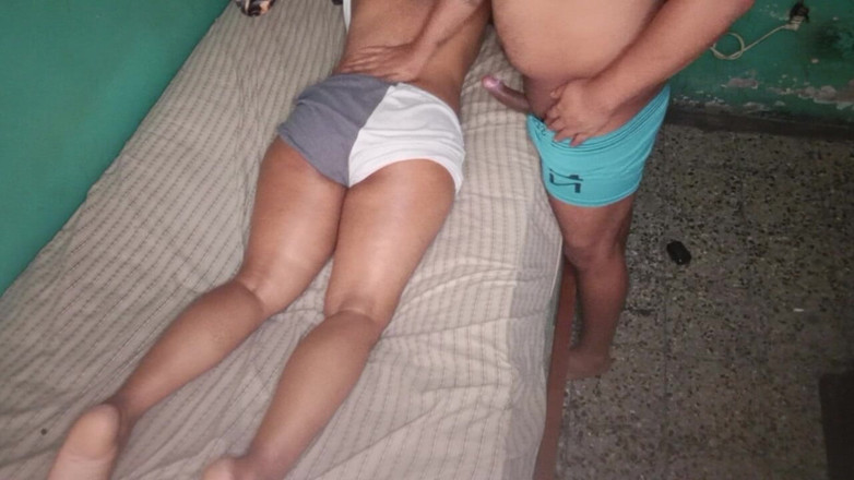 BigassMILF40: Tante bahenol rambut cokelat dengan pantat bahenol lagi asik dipijat...