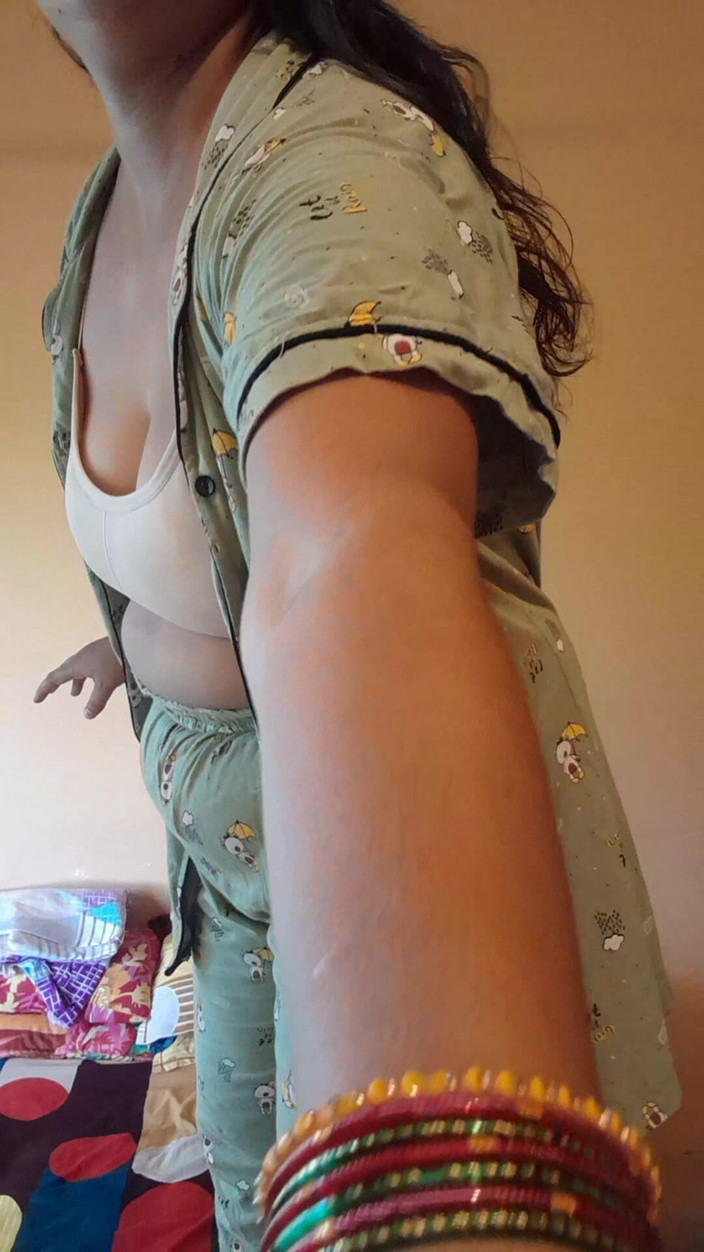 Puja555: Fată desi dansând pe pat