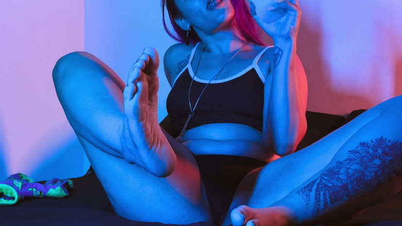 RafaUnicornio: Young Girl with Beautiful Feet Masturbating with a Unicorn Horn...