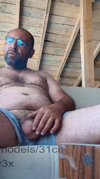 Din mästare stönar och kommer i två privata shower
