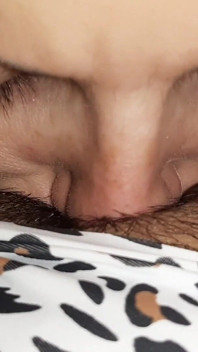 Moje přítelkyně jemně a láskyplně hladí můj klitoris, dokud se jí nevystříkám do pusy