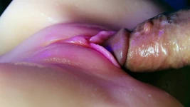 Šťavnatá kundička detail absorbuje část spermatu z velkého ptáka a Slurps!