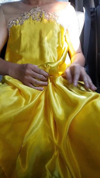 Sexy crossdresser masturbándose con vestido de satén amarillo brillante
