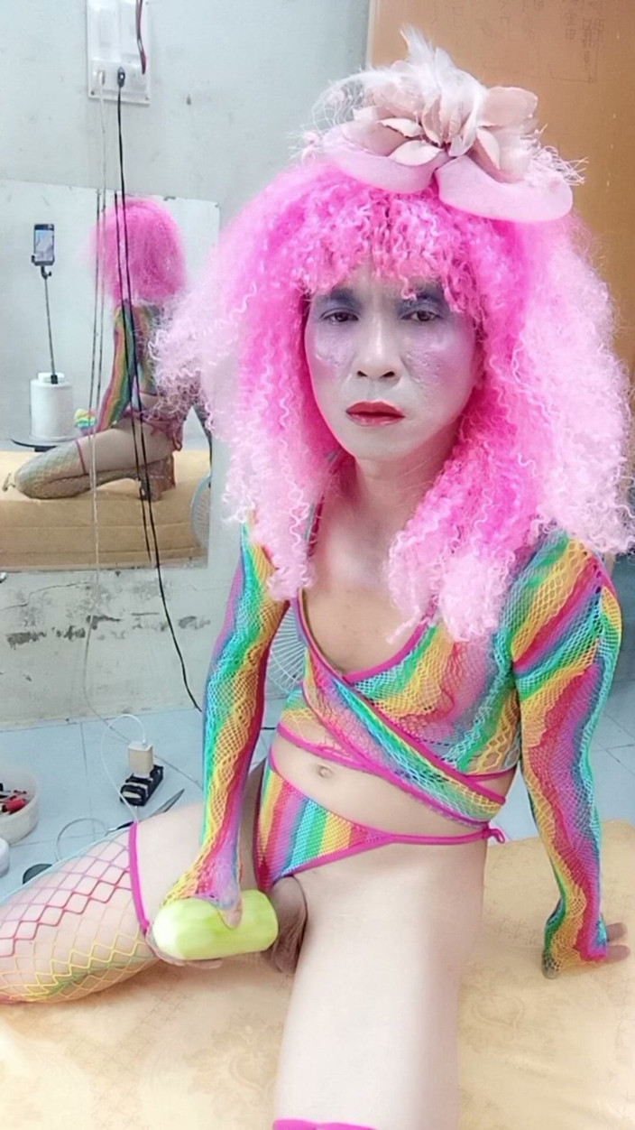 nguyen dang thien tri: Transgender Le Wears Sexy Clothes and Plays Cups of Sex