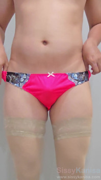 La cabine d’essayage de Sissy Kanisa : essayez une nouvelle culotte, style japonais shocky pink