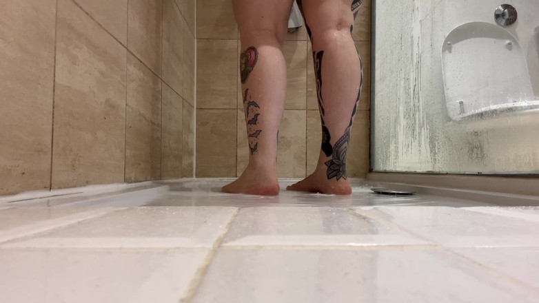 Miss Valentina: 샤워하는 발 보기