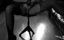 AnnaAmateur: Flicka i sexiga strumpbyxor onanerar med gummikuk - intensiv orgasm
