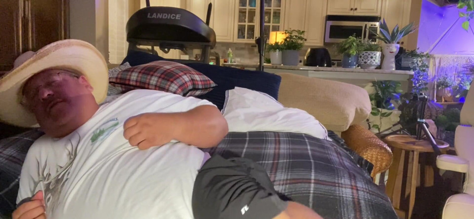 Hand-Free-Daddy-Chub: Fat gym coach has huge cumshots all over