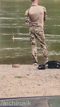 Aku menggoda pria militer untuk nyepong kontolku, kami bersembunyi di hutan dan saling memberi makan sperma
