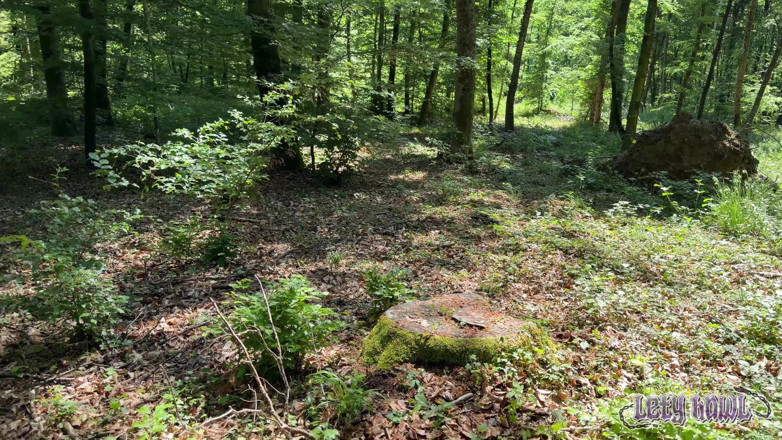 Lety Howl: Wilde anale Masturbation im Wald