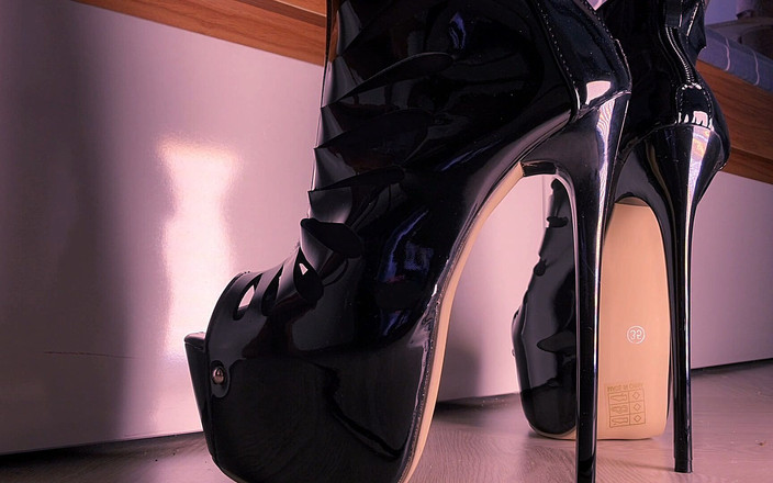 TattoedGirl666: 尼龙脚高跟鞋