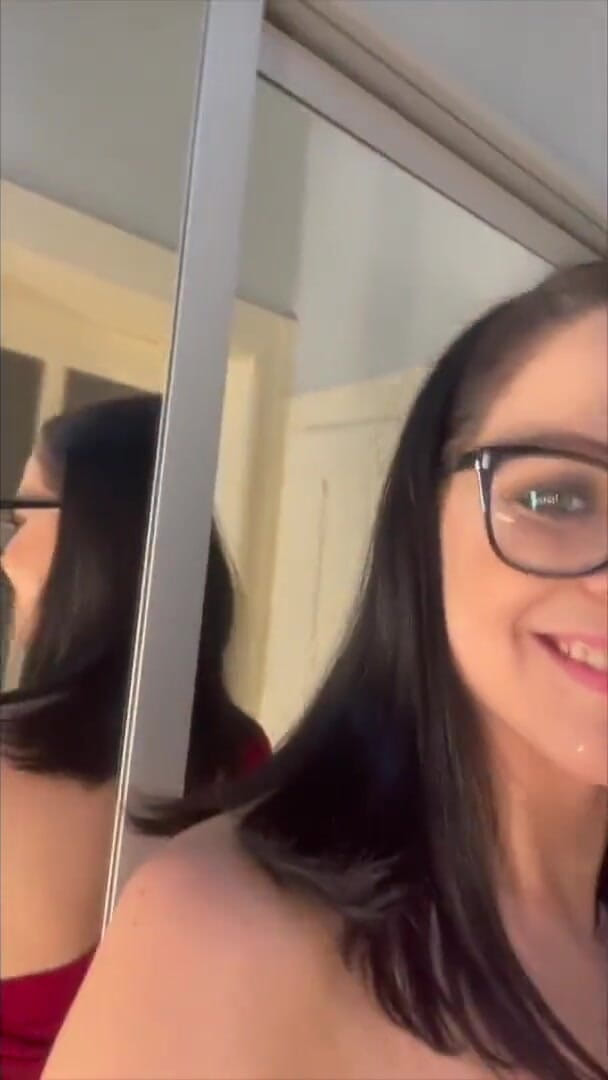 Shione Cooper: Vidéo selfie, masturbation en mini-jupe et bas