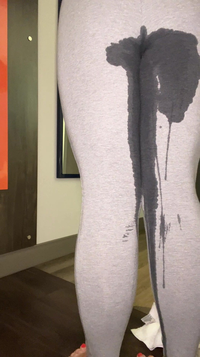 Avril Showers: MiLF beccata a pisciare attraverso pantaloni yoga leggeri