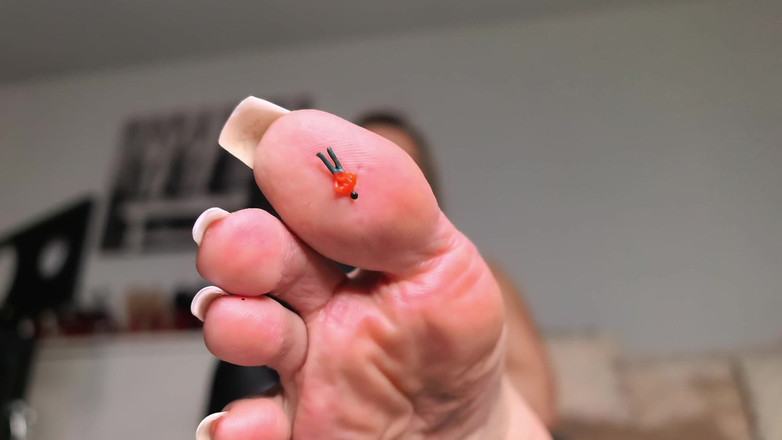 Goddess Lena: Маленькая жертва под моим пальцем ног