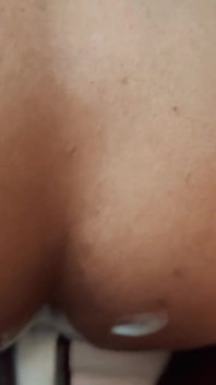 Sahnige analkönigin squirtet von anal-orgasmus