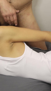 Sexy manželka v bondage paroháč kouření