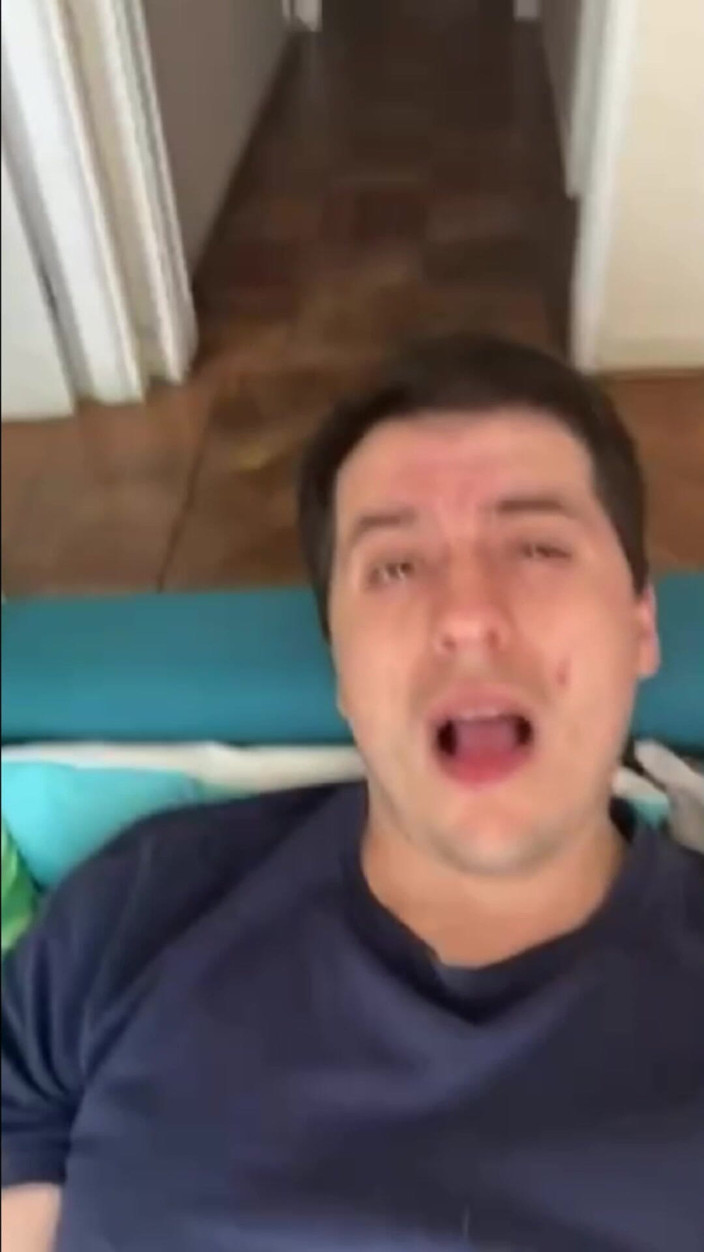 Martin Pescador: Só um cara fofo com seu novo dildo preso no...