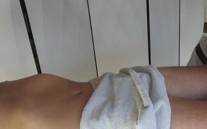 Cuckoby: Éjaculation énorme dans les mains d’une masseuse thaïlandaise sexy