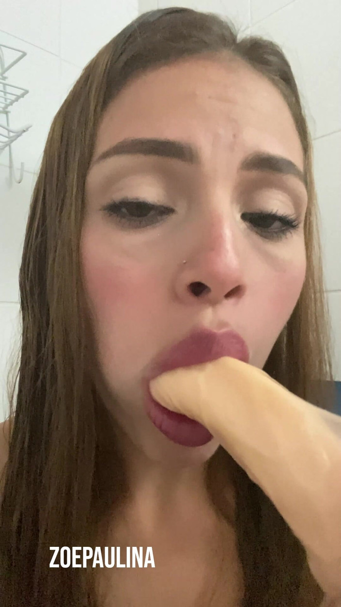 zoepaulina: Grande dildo gola profonda