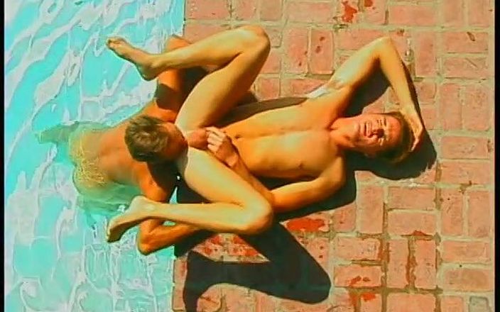 Gays Case: Bottom bekommt seinen engen arsch neben dem pool hart gefickt