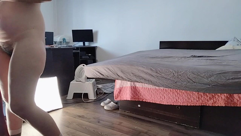 Amateur_MS: 옷을 입고 자르는 재미를 즐기는 섹시한 라틴계 여자.