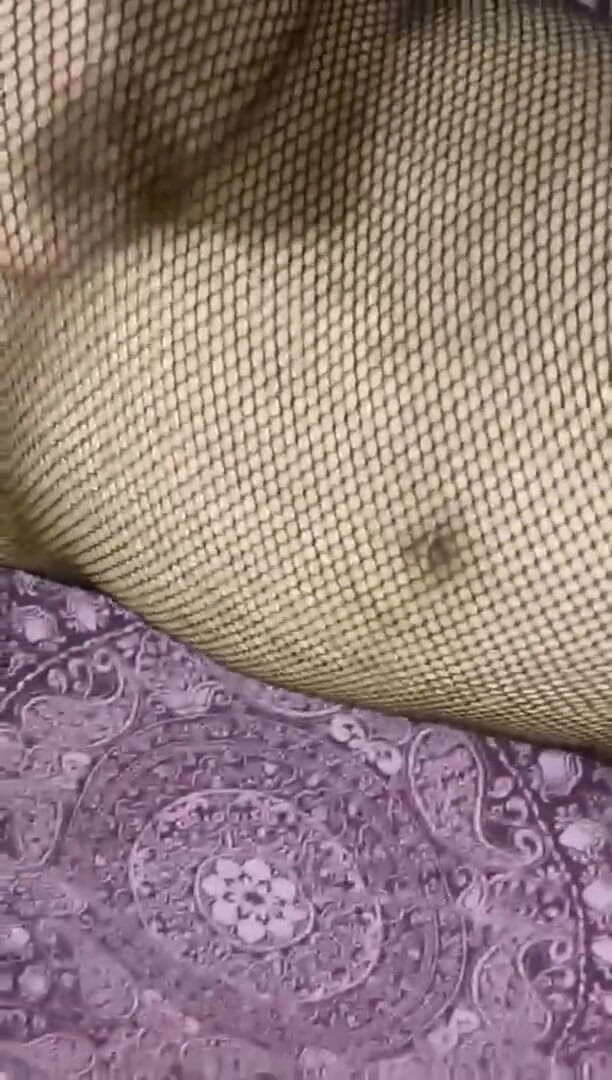 Indian fuck queen: Wildenglishbw berbaring di katil dalam suite badan jala