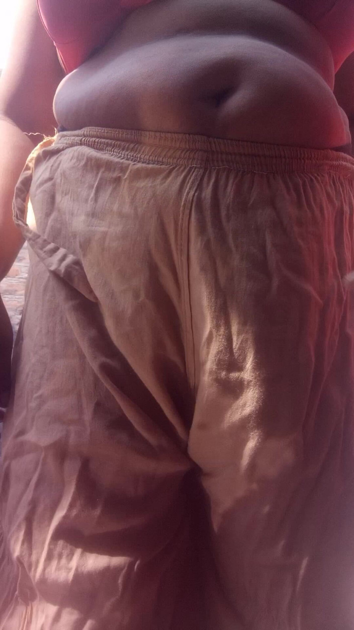 Sadia vabi: Bela universitária está fingaring em sua buceta