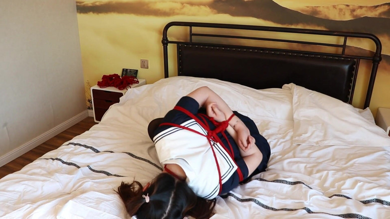 Aisan girl bondage: Seorang awek dalam stoking hitam disebat oleh pemiliknya.