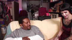 Cryptostudios: Milf tatuada se juega a sí misma antes de tomar...