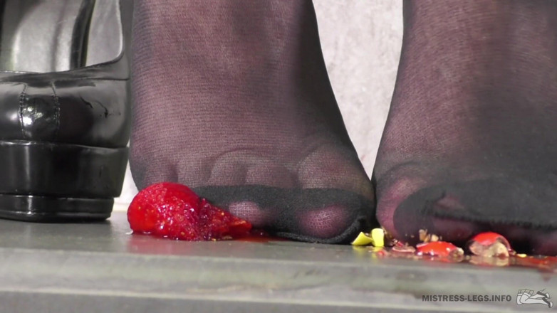 Mistress Legs: Schiacciamento cibo succoso con tacchi alti