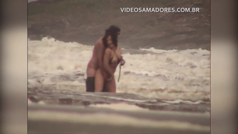 Amateurs videos: คู่รักหน้าด้านเย็ดกันในทะเลตื้น