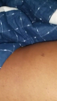 La miLF culona riceve un creampie da un cazzo duro