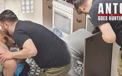 Jonge hetero loodgieter (collega van de vorige) komt mijn gootsteen controleren en krijgt aangeboden voor een pijpbeurt