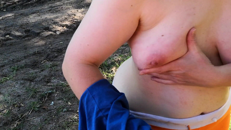 Bouncy Tits Action: Țâțe goale și țâțe de cauciuc