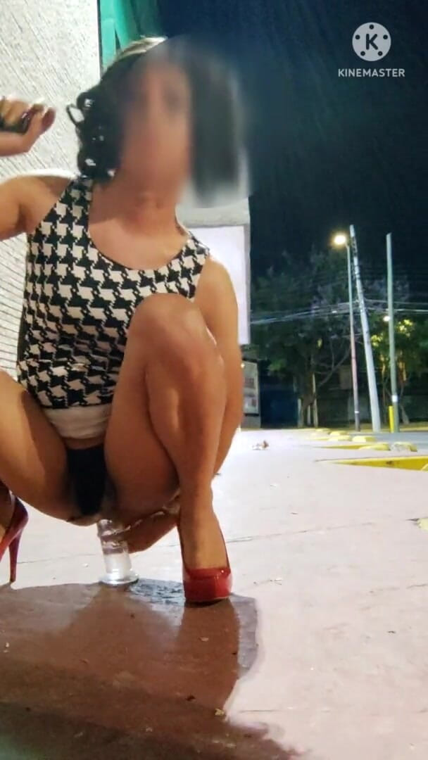 Traviezisha: Efeminat excitat jucându-și curul cu un vibrator transparent în parcarea supermarketului în...