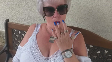 PureVicky66: Mamie te laisse regarder dans son pantalon