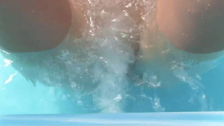 Pervy Studio: Modelka v bikinách na vodních tryskách