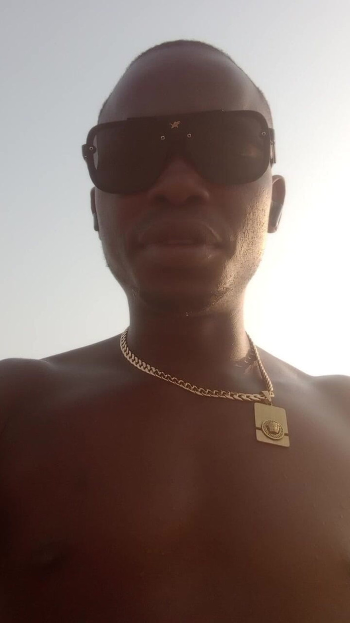 Dickass3x: Alleen lopen met mijn enorme pik op het strand van...