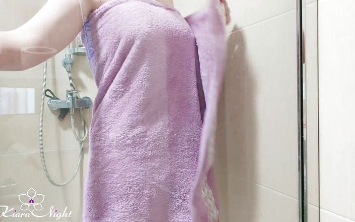 Kiara Night: Busty十代のmasturbate滑りのシャワーとオーガズム
